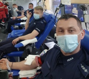 policjanci oddający krew