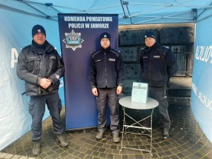 policjanci przy namiocie policyjnym