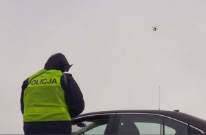 policjant operujacy dronem