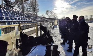 Policyjne ćwiczenia z zakresu przywracania zakłóconego porządku publicznego na stadionie piłkarskim