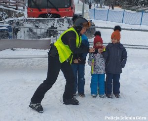 policjant na stoku rozmawia z dziećmi