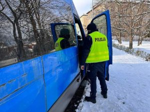 policjanci kontrolują pojazdy transportu publicznego