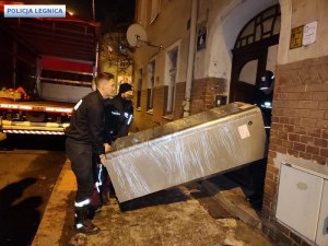 policjanci podczas zorganizowane akcji szlachetna paczka pomagają w transporcie prezentów