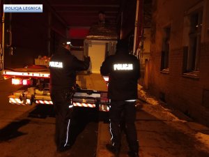 policjanci podczas zorganizowane akcji szlachetna paczka pomagają w transporcie prezentów