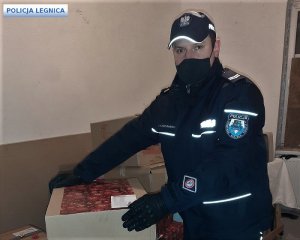 policjanci podczas zorganizowane akcji szlachetna paczka pomagają w transporcie prezentów