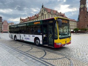 Autobus MPK Wrocław zaparkowany w Rynku.