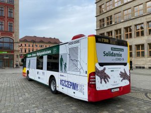 Autobus MPK Wrocław zaparkowany w Rynku.