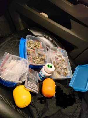 w bagażniku samochodu w pudełkach leżą narkotyki oraz waga elektroniczna