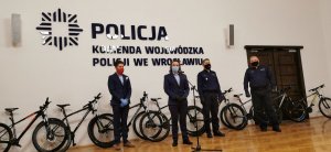 uroczystość przekazanie rowerów dla dzieci sierot zmarłych policjantów. Rowery przekazywał z-ca Komendanta Wojewódzkiego Policji we Wrocławiu wraz z przedstawiecielm grupy kolarskiej KROSS