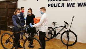 uroczystość przekazanie rowerów dla dzieci sierot zmarłych policjantów. Rowery przekazywał z-ca Komendanta Wojewódzkiego Policji we Wrocławiu wraz z przedstawiecielm grupy kolarskiej KROSS