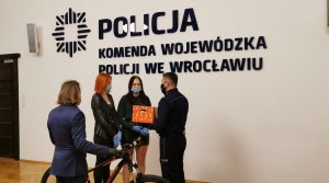 uroczystość przekazanie rowerów dla dzieci sierot zmarłych policjantów. Rowery przekazywał z-ca Komendanta Wojewódzkiego Policji we Wrocławiu wraz z przedstawiecielm grupy kolarskiej KROSS