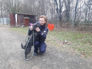 umundurowana policjantka przytula psa