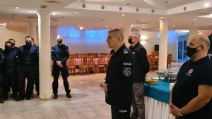przedstawiciele KWP we Wrocławiu składają życzenia policjantom na granicy