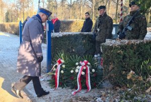 Zastępca Komendanta Wojewódzkiego Policji we Wrocławiu podczas składania piątkowej wiązanki na cmentarzu