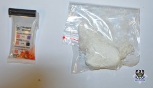 narkotyki i tester narkotyków leżące obok