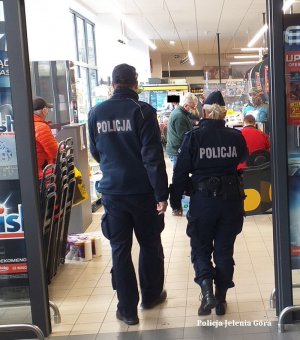 policjanci podczas kontroli w sklepie