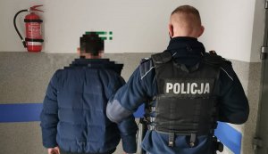 policjant z zatrzymanym mężczyzną