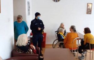 Policjant w trakcie spotkania z seniorami