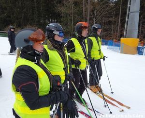 czterech policjantów w patrolu narciarskim