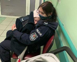 policjantka z małą dziewczynką na rekach