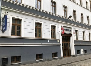 ściana frontowa komisariatu we Wrocławiu