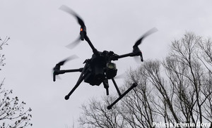 działania policjantów ruchu drogowego z dronem