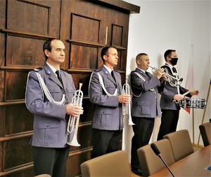 Zdjęcia przedstawiają policyjnych muzyków w mundurach wyjściowych