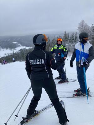 trzech policjantów podczas patrolu na nartach