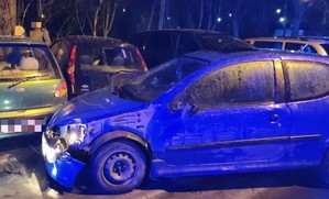 uszkodzone auto koloru niebieskiego