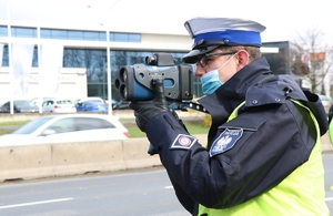 policjant mierzy prędkość pojazdu