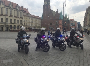 Policjanci na motocyklach stoją na wrocławskim rynku