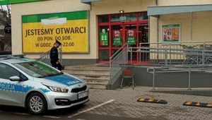 Policjanci kontrolują stosowanie się do obostrzeń