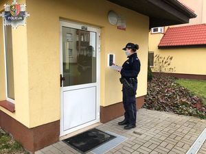 Policjantka kontroluje kwarantanne