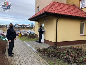 Policjantka kontroluje kwarantanne