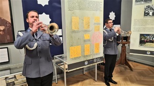 Zdjęcia przedstawiają policjantów-muzyków w mundurach wyjściowych