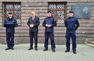 Marszałek Województwa Dolnośląskiego wraz z Komendantem Wojewódzkim Policji we Wrocławiu nadinsp. Dariuszem Wesołowskim i mł. insp. Robertem Frąckowiakiem