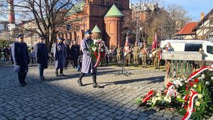 Policyjna delegacja składa wieniec pod pomnikiem