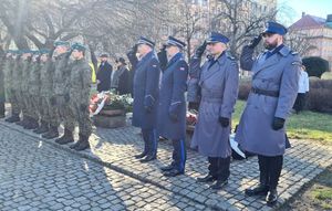 Policjanci oddają honor