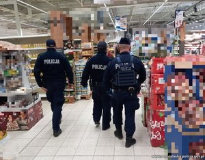 policjanci kontrolujący market