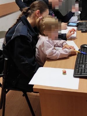 policjantka z dziewczynką na rekach