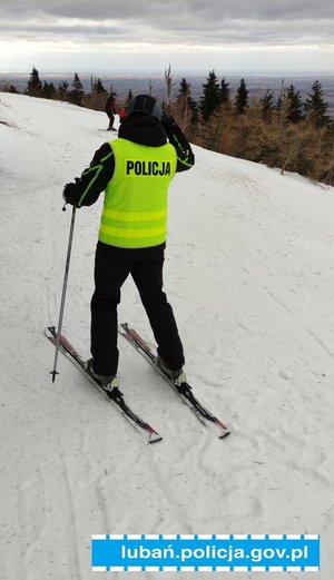 policjant na nartach na stoku