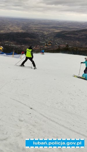 policjant na nartach na stoku