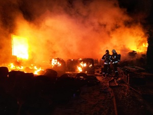 Strażacy gaszą pożar