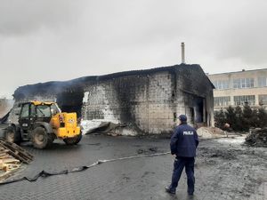 Policjant zabezpiecza miejsce pożaru