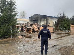Policjant zabezpiecza miejsce pożaru