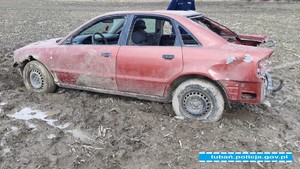 zniszczony pojazd na polu