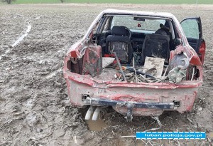 zniszczony samochód stojący na polu z narzędziami wewnątrz bagażnika