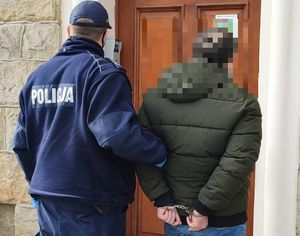 policjant z zatrzymanym mężczyzną