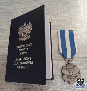 legitymacja honorowego dawcy krwi oraz odznaczenie