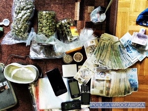 narkotyki i pieniądze leżą na stoliku